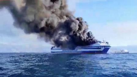 Traghetto incendiato perde carburante e rischia di affondare